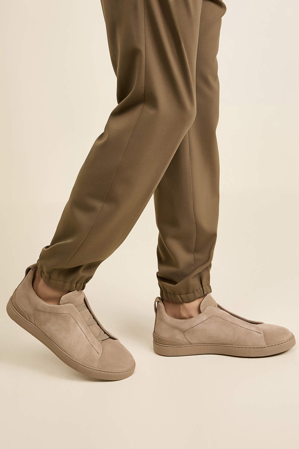 תמונת כל הלוק של נעלי סניקרס מעור זמש ZEGNA